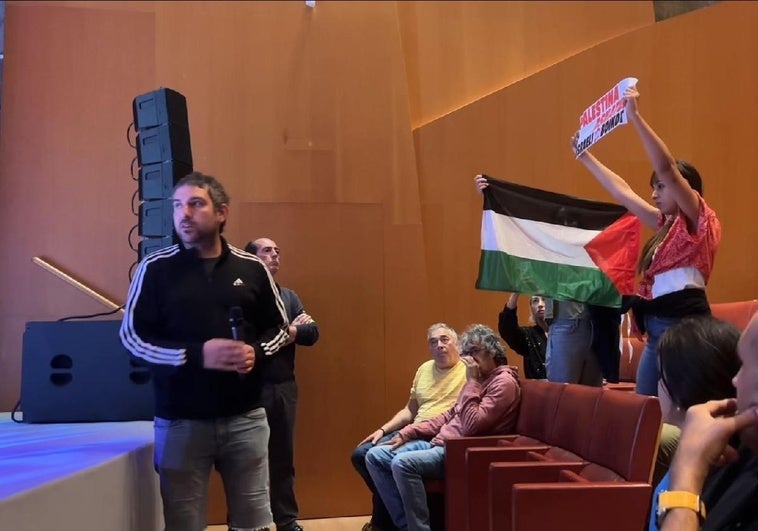 Un grupo propalestino boicotea un acto de la cantante israelí Noa en el Guggenheim