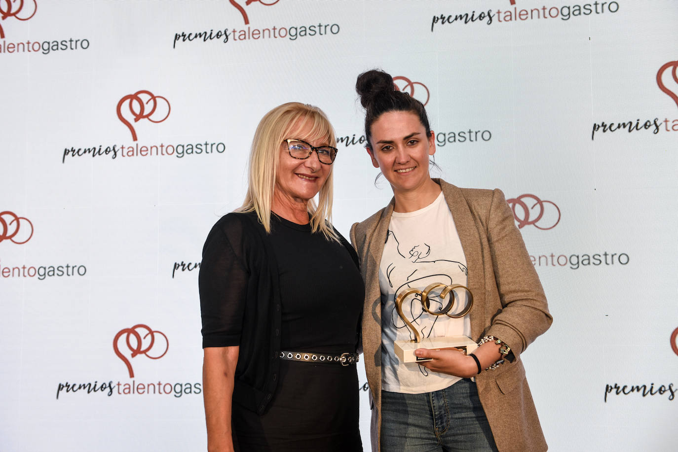 MEJOR COCINERO/A: Pilar Lojero, del Azurmendi, recibe el premio de manos de Lourdes Aedo, responsable de Jantour.