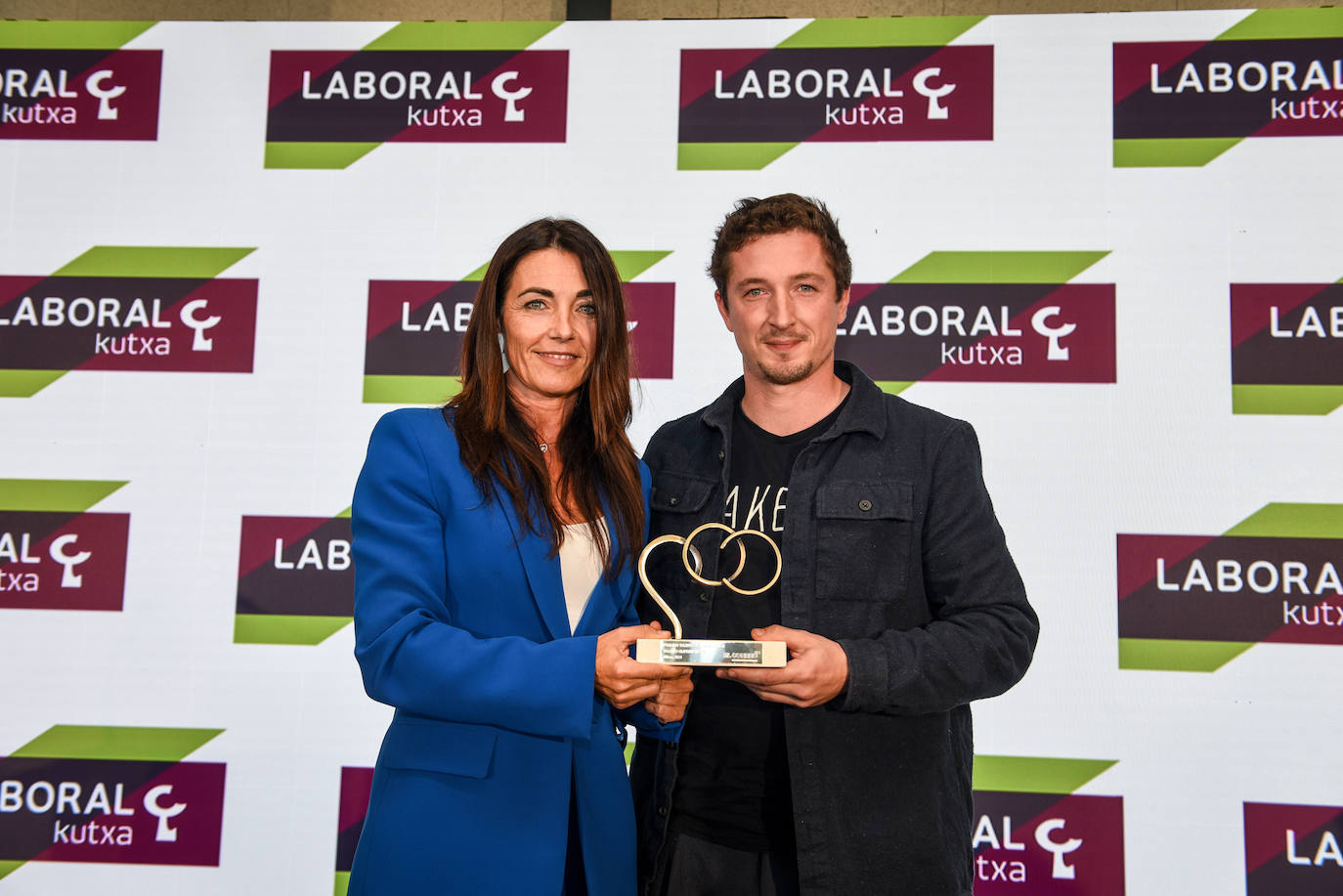 MEJOR TALENTO EMPRENDEDOR: Alatz Bilbao, del Bakea, recibe el premio de manos de Susana Andrés, directora comercial de Laboral Kutxa.