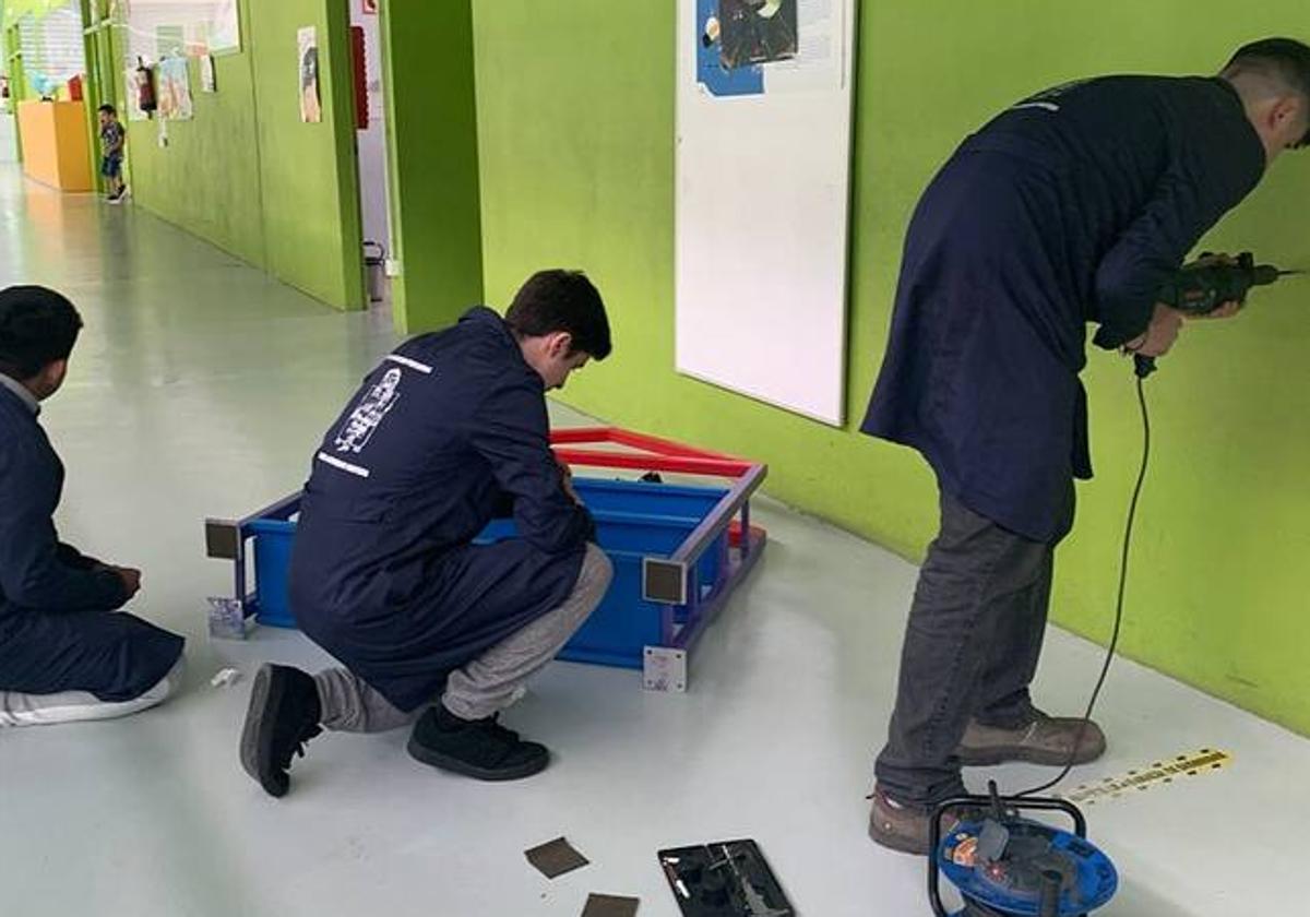 Con 'Liburutruk' los jóvenes crearon e instalaron estanterías para libros en centros educativos locales.