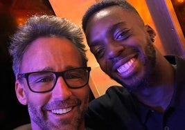 Álvaro Muñoz Escassi con Iñaki Williams en la presentación del documental.