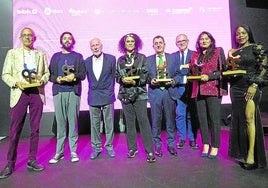 Los premiados posan con sus galardones en el escenario habilitado en el atrio de entrada al Guggenheim.