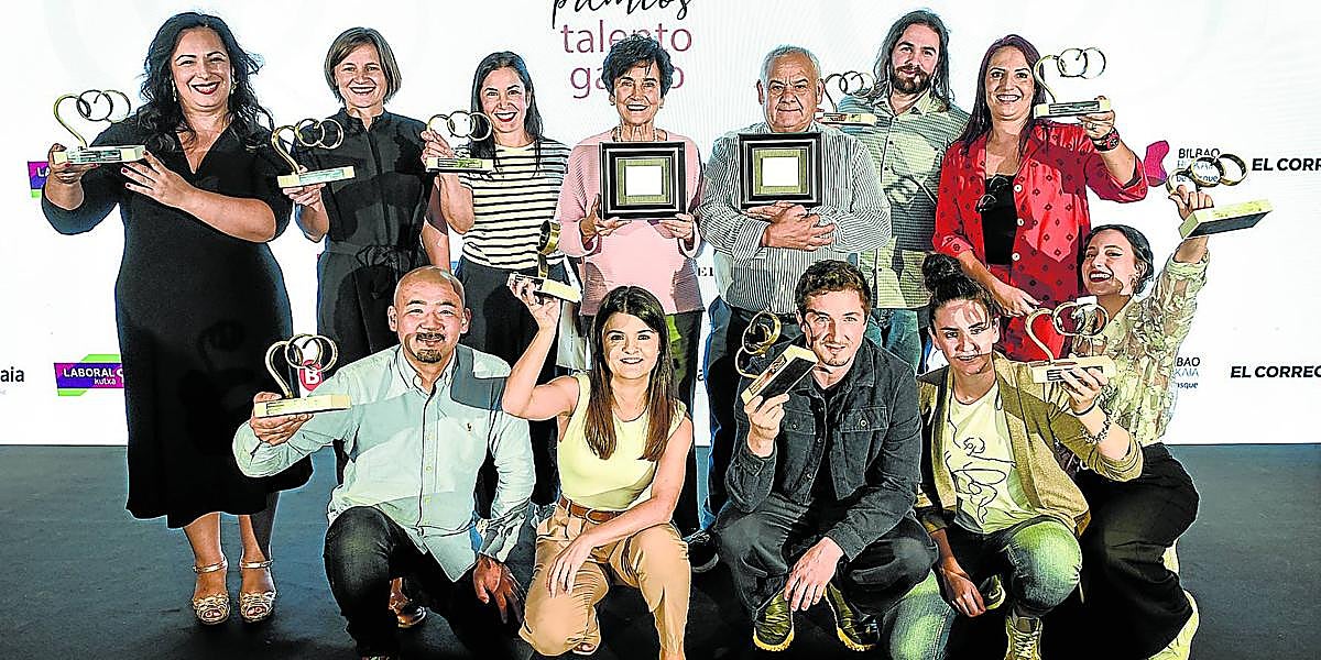 Foto de familia de los premiados.