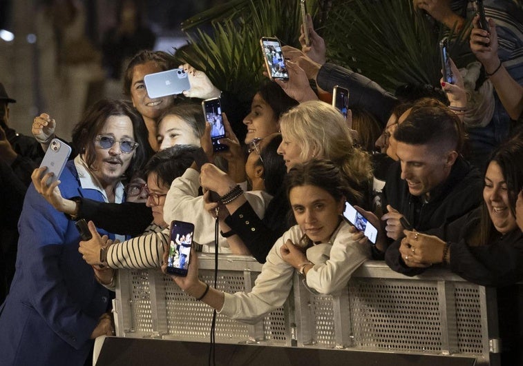 Johnny Depp no dejó de firmar y sacarse fotos a su llegada a Donostia.