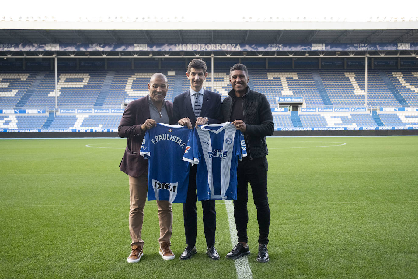 ¿Qué hacen Mauro Silva y Paulinho en el campo del Alavés?