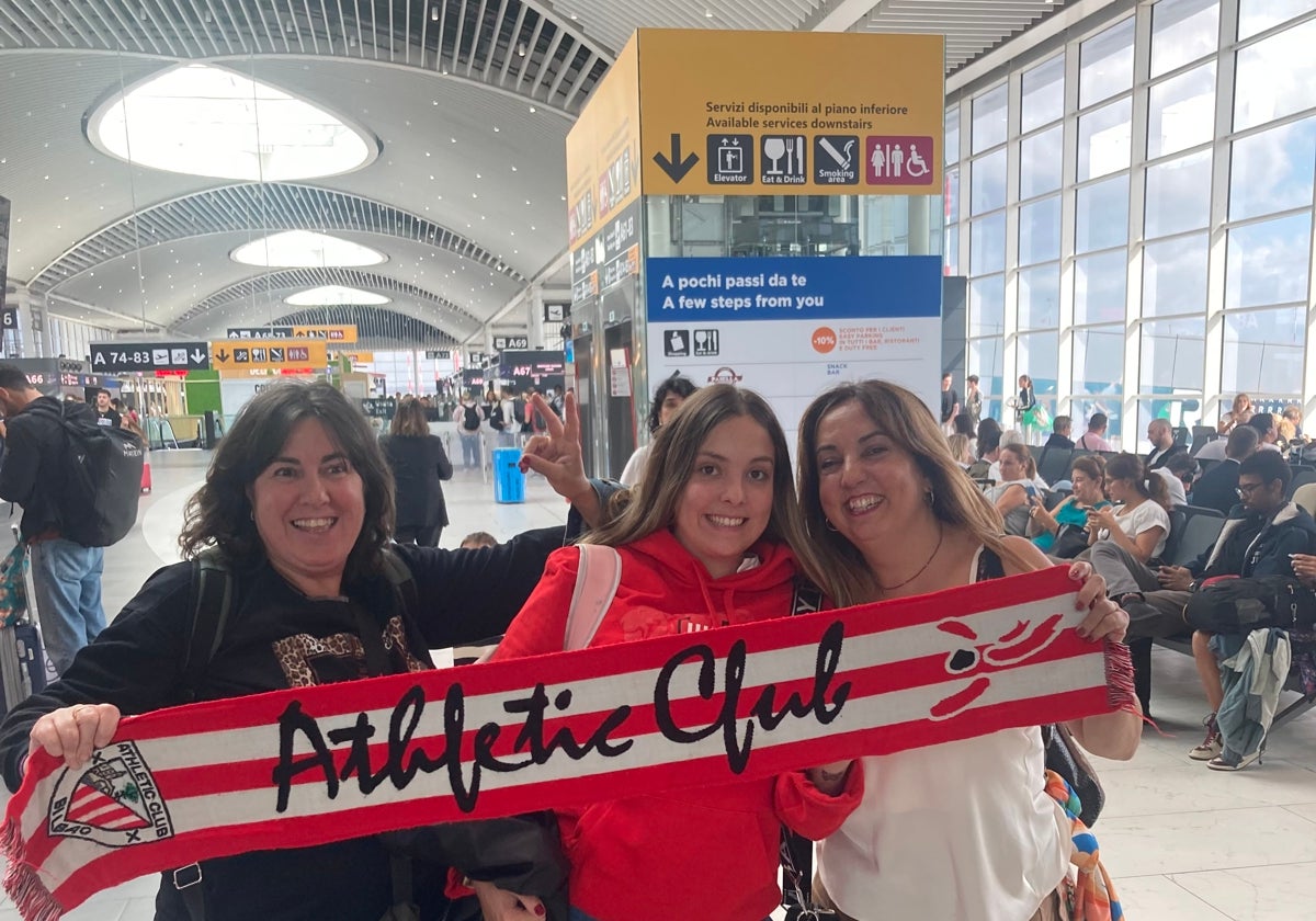 Silvia Delgado, Lorena Rodríguez y Susana Conde en el aeropuerto de Roma.