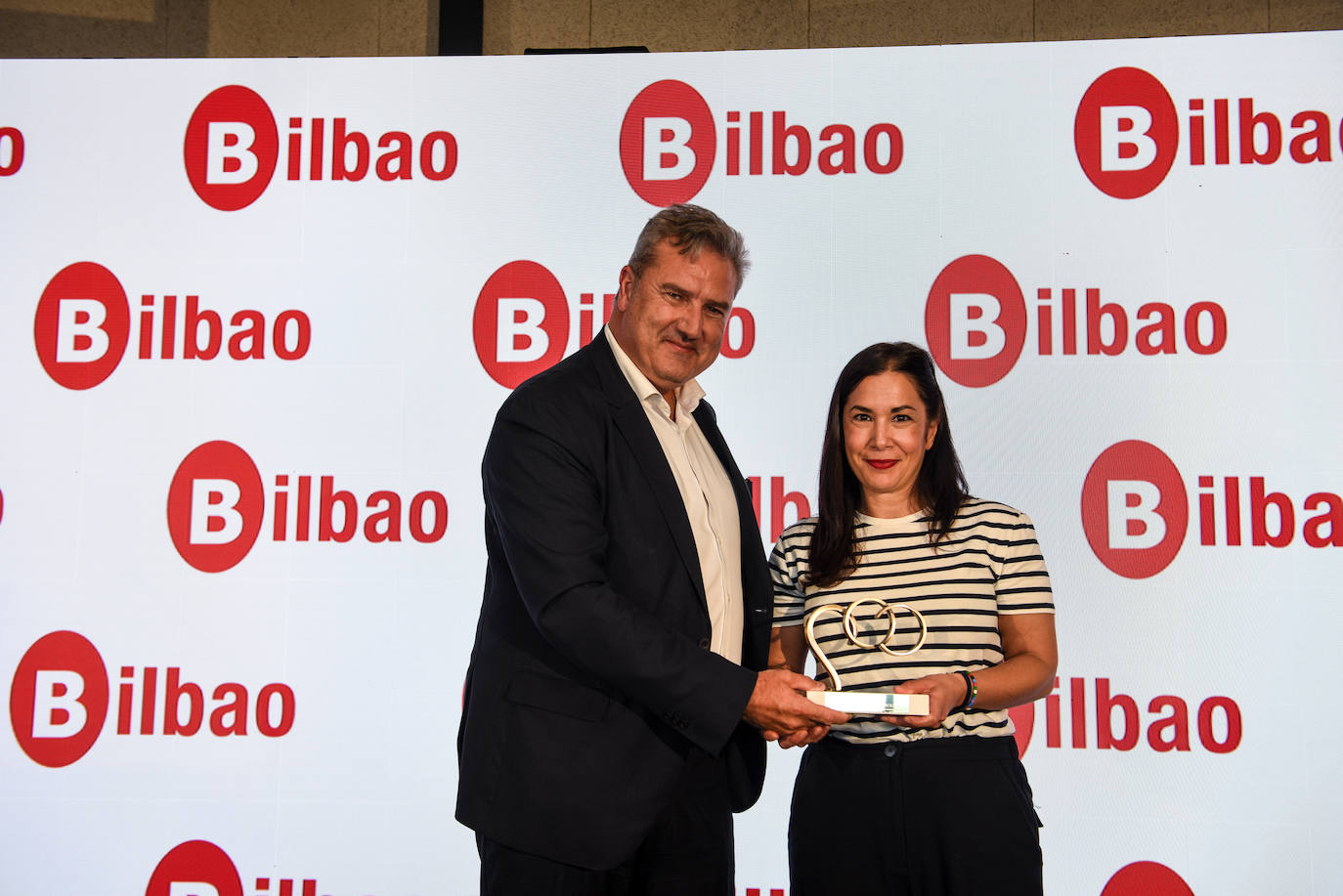 MEJOR REPOSTERO/A: Leire Flores, de Viña del Ensanche, recibe el premio de manos de Javier Garcinuño, en representación del Ayuntamiento de Bilbao.