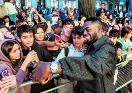 Iñaki Williams se fotografía con varios fans al término de la proyección del documental. A la derecha Nico y su madre.