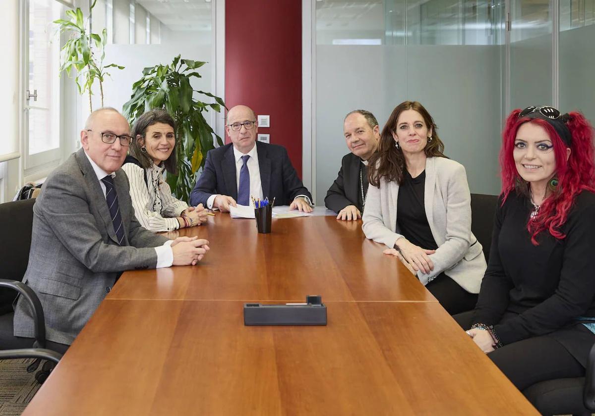 El diputado general, la consejera de Justicia, el obispo, la alcaldesa y la directora foral de Convivencia, con el notario en centro, en el acto de firma.