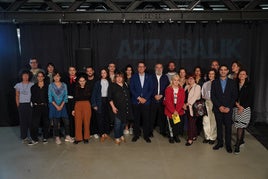 Gonzalo Olabarria, concejal de Cultura, y Fernando Pérez, director de Azkuna Zentroa, en compañía de algunos artistas de los programas de Apoyo a la Creación de Azkuna Zentroa.