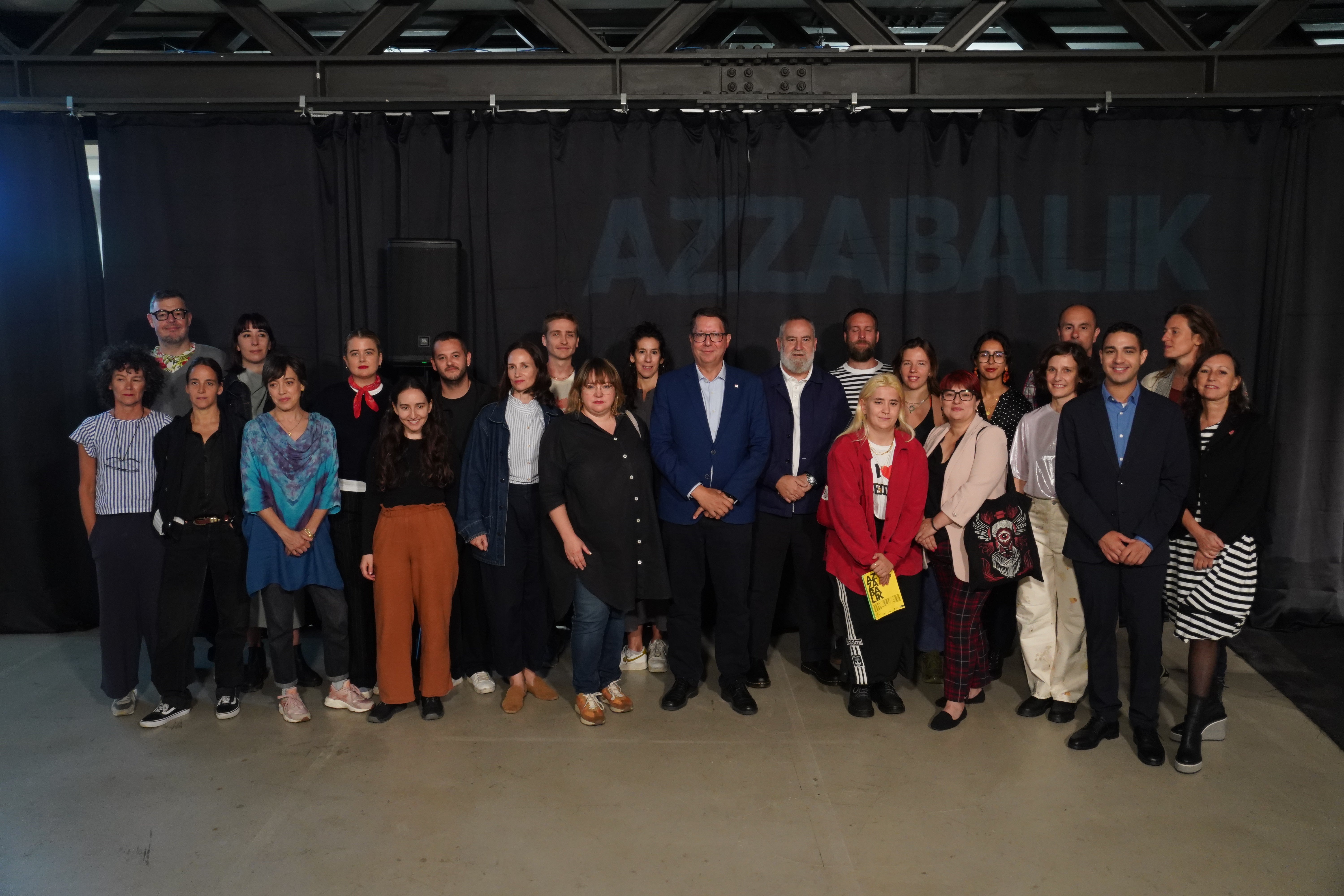 Gonzalo Olabarria, concejal de Cultura, y Fernando Pérez, director de Azkuna Zentroa, en compañía de algunos artistas de los programas de Apoyo a la Creación de Azkuna Zentroa.