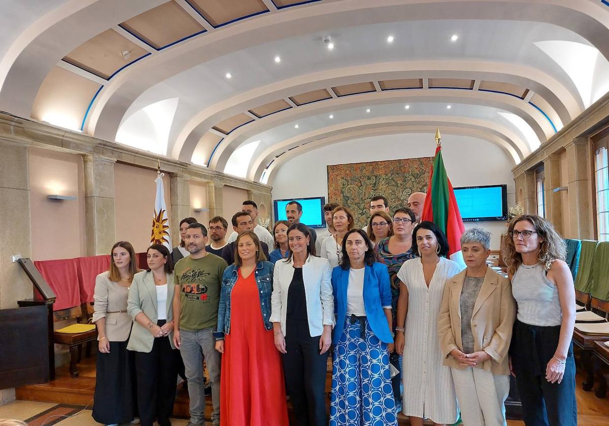 La Corporación al completo posó ayer antes de iniciarse el pleno en el acto de hermanamiento con Montevideo.