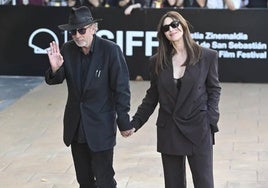 La actriz Monica Bellucci, acompañada de su pareja Tim Burton.