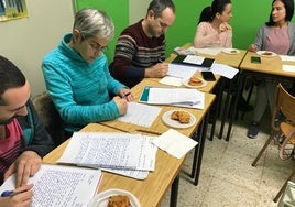 Estudiantes de euskera en una clase práctica impartida en el euskaltegi municipal Gotzon Garitaonaindia de Bermeo.