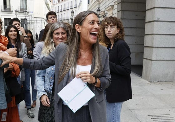 La portavoz de Junts en el Congreso, Míriam Nogueras, ríe tras atender a los medios en el patio del Congreso.