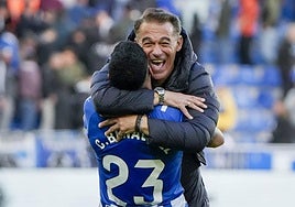 Luis García celebra con Benavídez un triunfo del Alavés