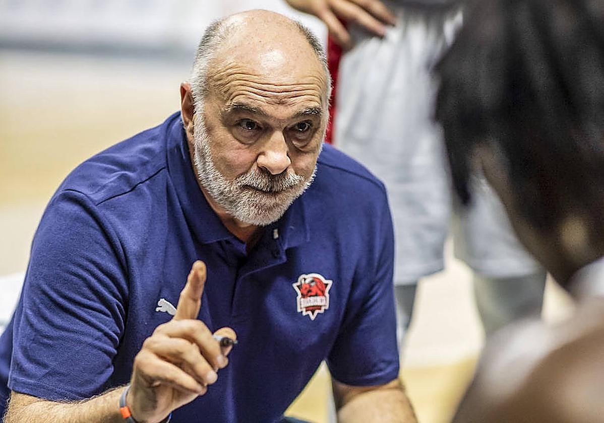 Pablo Laso da instrucciones con la pizarra durante su primera pretemporada como técnico azulgrana.