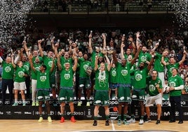 La plantilla del Unicaja celebra su reciente triunfo en la Supercopa.