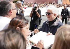 Pedro Almodóvar recibió regalos de los fans que celebraron con él su 75 cumpleaños, y pasó un buen rato atendiendo a todo el mundo.