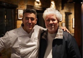 El restaurante de San Sebastián que ha escogido Pedro Almodóvar para celebrar su 75 cumpleaños: «Me han hecho un regalo precioso»