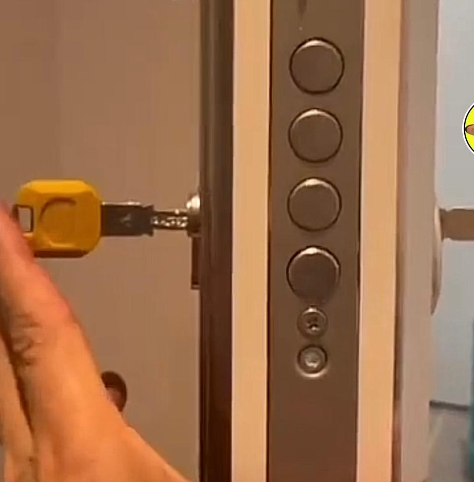 El secreto para abrir la puerta con la llave puesta por dentro: «Te ahorrarás mucho dinero en cerrajeros»