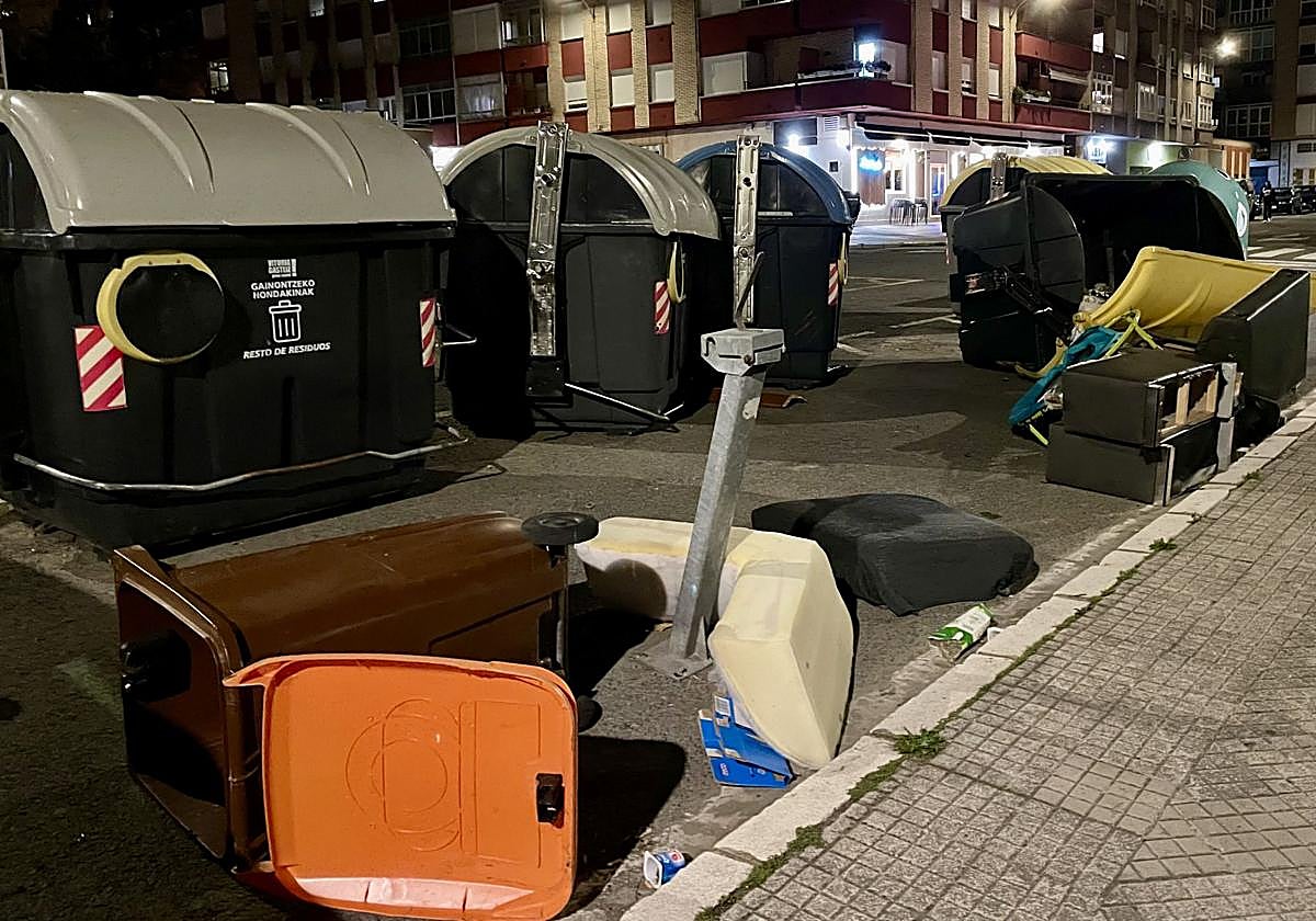 El fuerte viento ha volcado y desplazado numerosos contenedores en Vitoria ya de madrugada.