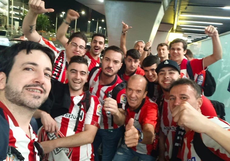 Los aficionados celebran su llegada al Olímpico de Roma.