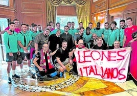 La plantilla rojiblanca posa en su hotel de Roma con miembros de la peña 'Leones Italianos'.