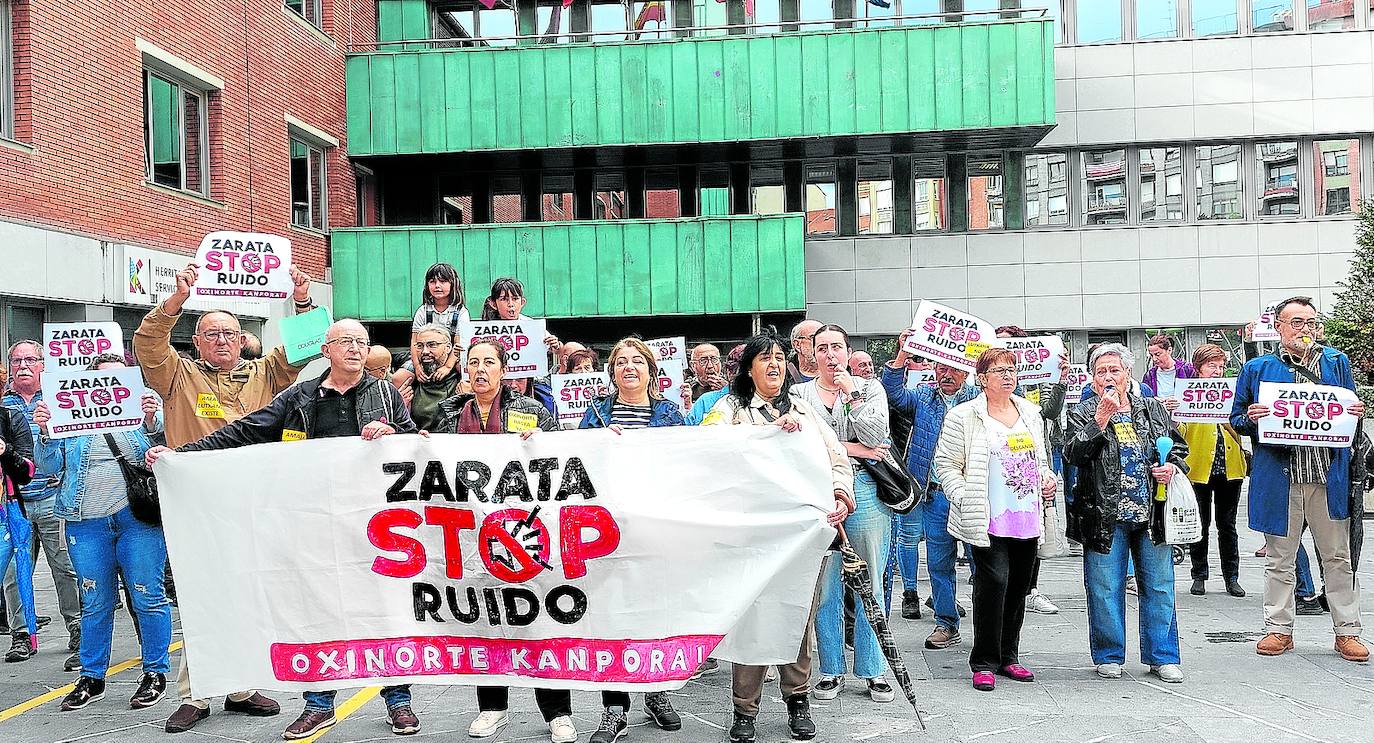 Decenas de vecinos de Lutxana mostraron ayer nuevamente su hartazgo por la situación a las puertas del Ayutamiento, en el transcurso del pleno.