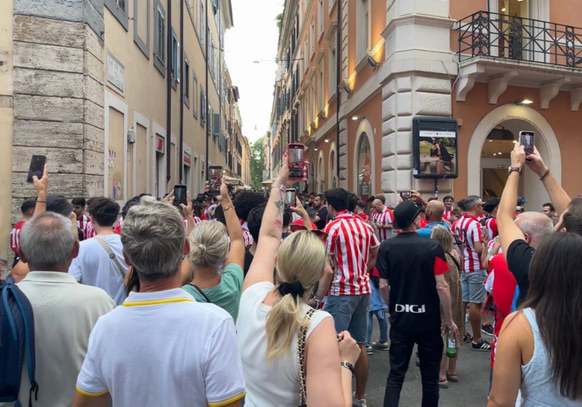 La afición del Athletic tiñe Roma de rojiblanco