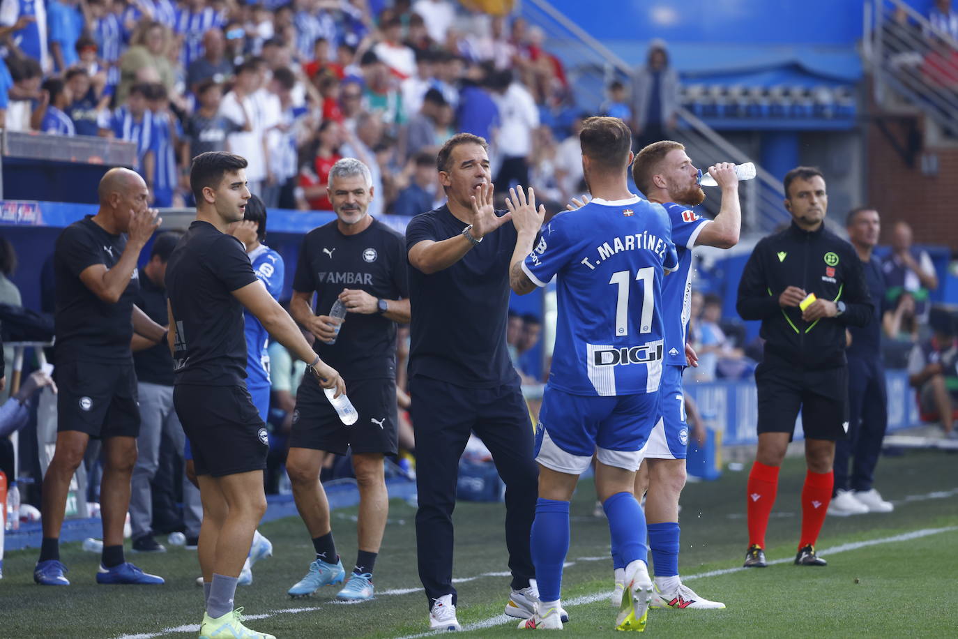 Luis García saluda a Toni Martínez durante el duelo ante Las Palmas.
