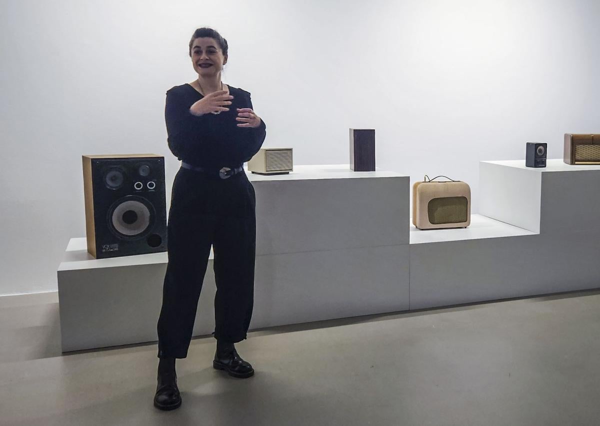 Imagen secundaria 1 - Iñaki Martínez, comisario de la muestra 'Lazos mecánicos', junto a las obras de Aitzkoa. LeGardon, al frente de su instalación sonora, y Maculann, junto a las máscaras que utiliza en su performance.