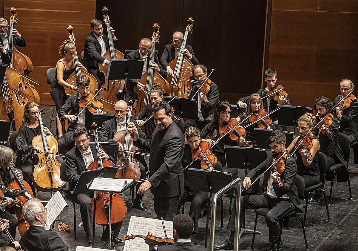 Robert Treviño, al frente de la orquesta en uno de sus conciertos.