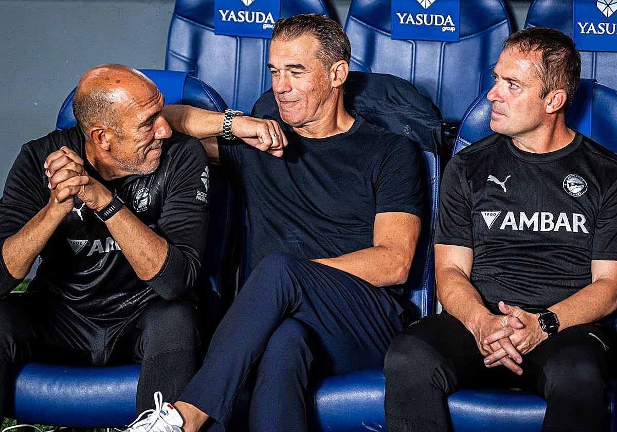 Luis García Plaza bromea con su segundo entrenador, Pedro Rostoll.