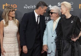 Almodóvar muestra el Donostia rodeado de sus actores Raúl Arévalo, Melina Matthews, Victoria Luengo, Juan Diego Botto y Tilda Swinton.