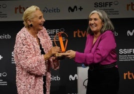 Elena Irureta ha entregado el premio 'Gure Zinema' a Ane Gabarain.