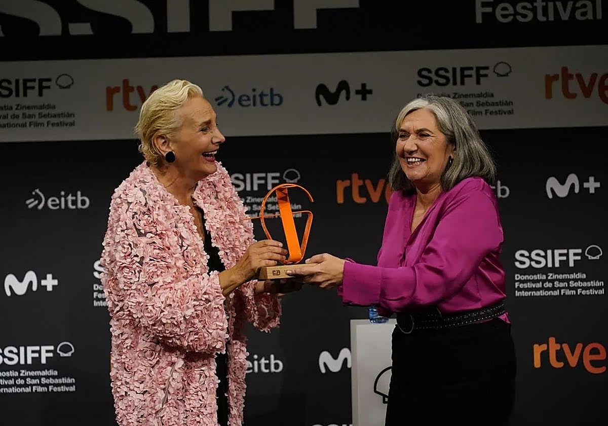 Elena Irureta ha entregado el premio 'Gure Zinema' a Ane Gabarain.