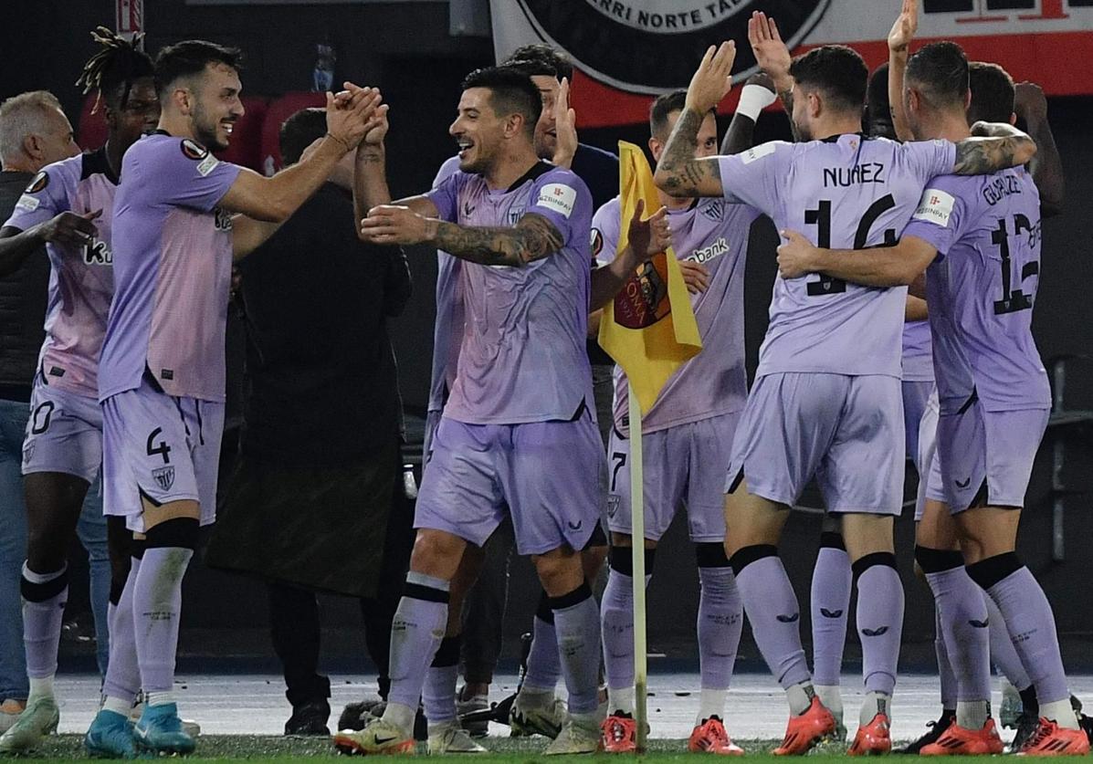 Jugadores del Athletic celebran el gol.