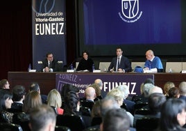 Jordi Roche, Eva Eguiguren, Imanol Pradales y Rafa Bengoa durante el acto de apertura del curso académico en Euneiz.