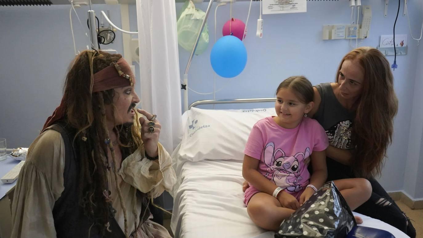 Las imágenes de Johnny Depp como Capitán Jack Sparrow en el Hospital de Donostia