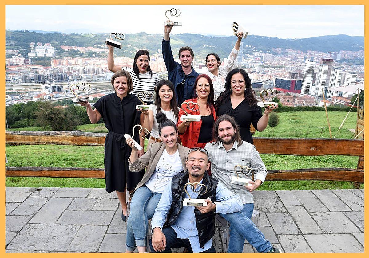 Los galardonados en los Premios Talento Gastro de ELCORREO. De arriba a abajo y de izquierda a derecha, Leire Flores, Alatz Bilbao, Jaione Llamosas (hermana de la garlardonada Pilar que recogió el premio), Kateryna Overko, Oneka Zaballa, Nerea Cuenco, Ainara Arce, Ander Diez y Tetsuro Maeda posan en Etxekobe (Kobetamendi).