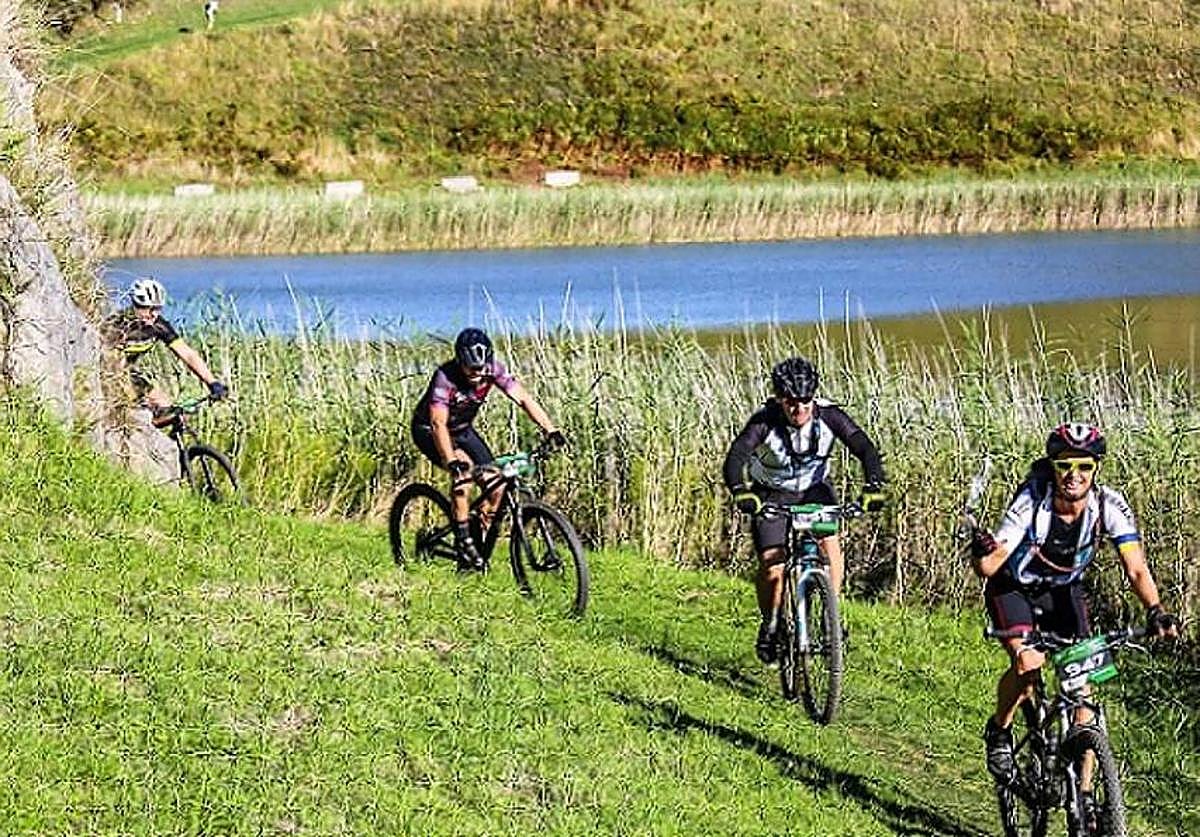 Imagen de una prueba ciclista a través de la zona alta de Trapagaran.