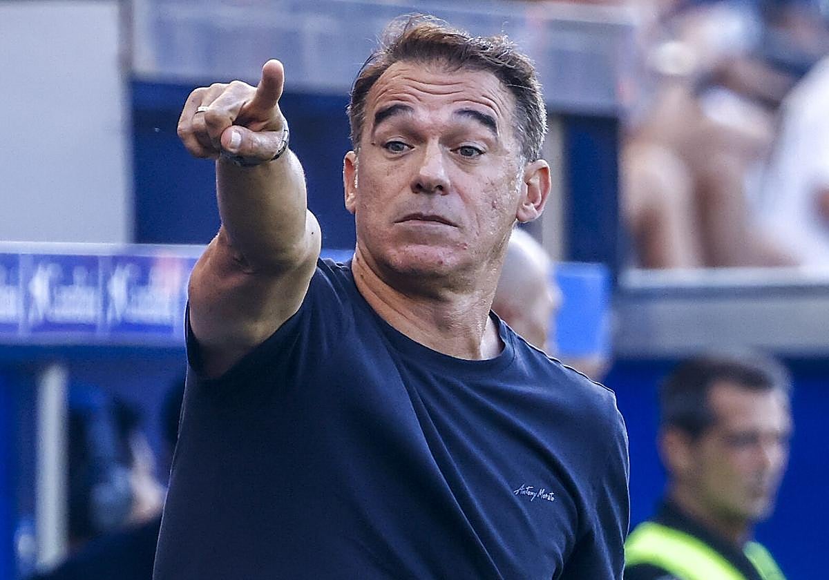 Luis García da instrucciones durante un partido del Alavés de esta campaña.