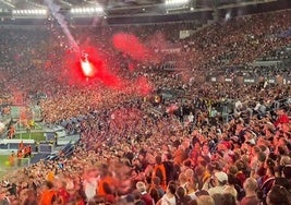 Momento en el que cae la bengala lanzada por ultras del Athletic.