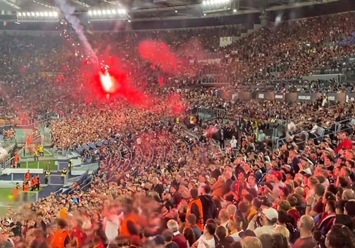 Momento en el que cae la bengala lanzada por ultras del Athletic.