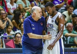 Pablo Laso da instrucciones a Kamar Baldwin durante el amistoso ante el Unicaja.