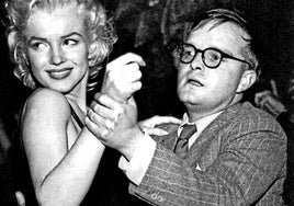 Truman Capote baila con Marilyn Monroe en 1960.