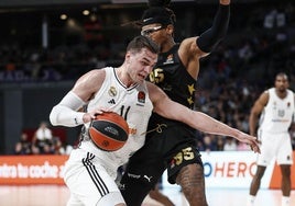 Moneke intenta contener a Hezonja.