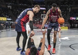 Sedekerskis y Hall ayudan a levantarse a Moneke.