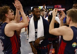 Los jugadores del Baskonia aplauden a la afición tras el triunfo.